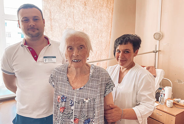 Травматологи ОКБ поставили на ноги 94-летнюю пациентку с переломом шейки бедра